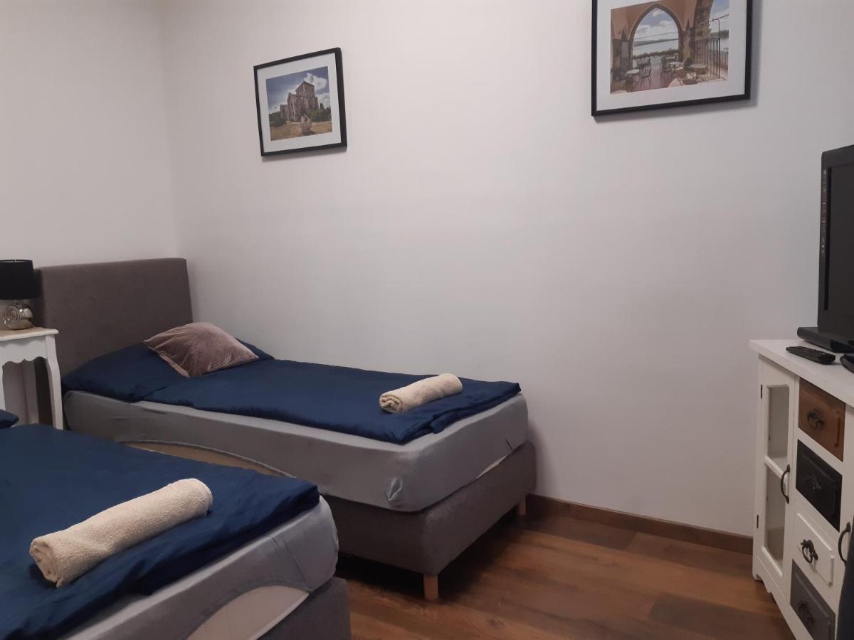 Varalja Apartman Tata Exterior foto